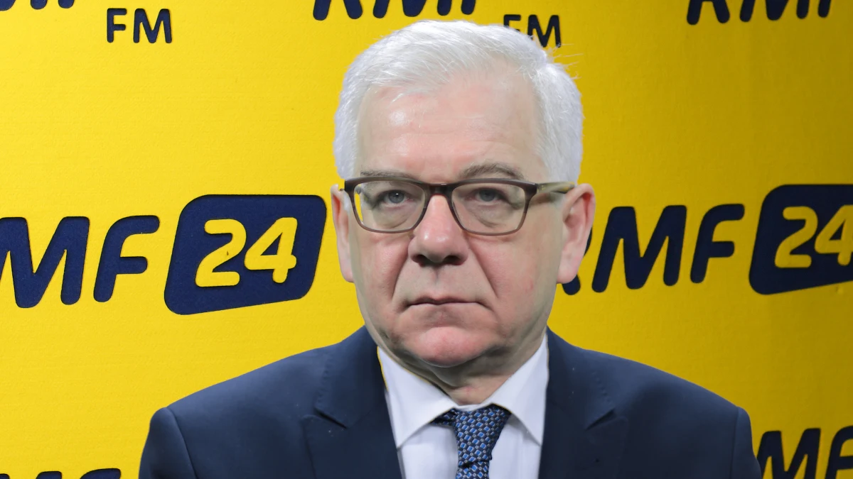 "Potrzebna jest pilna korekta ustawy o IPN" – Jacek Czaputowicz zgadza się w tej kwestii z Jarosławem Gowinem. "Pan wicepremier Gowin spotyka się z politykami w Stanach Zjednoczonych i w Izraelu i zdaje sobie sprawę z tego, że ta decyzja jest potrzebna, bowiem jest ciągle pewna nieufność, zaniepokojenie tą sytuacją" – dodał minister spraw zagranicznych, Gość Krzysztofa Ziemca w RMF FM. "W stosunkach ze Stanami Zjednoczonymi i Izraelem jest to problem. Pewną decyzję tutaj należy podjąć" – podkreślał szef polskiej dyplomacji. "To była nieszczęśliwa wypowiedź. Myślę, że to był skrót myślowy i mogło to wynikać z niezbyt pełnej jeszcze wiedzy dotyczącej sytuacji, która ma miejsce w Polsce" – tak Czaputowicz skomentował słowa Georgette Mosbacher, która stwierdziła w trakcie przesłuchania przed amerykańskim Senatem, że Polska jest odpowiedzialna za falę antysemityzmu w Europie. "Chcę powiedzieć wyraźnie. Nie można łączyć ustawy o IPN ze wzrostem antysemityzmu, bo czegoś takiego nie ma w Polsce. Raczej ustawa amerykańska JUST ACT, która chce uprzywilejować grupę obywateli polskich, w tym wypadku żydowskiego pochodzenia, ponad innych Polaków może spowodować wzrost niechęci" – powiedział Jacek Czaputowicz. "Wizyta prezydenta Andrzeja Dudy w Białym Domu jest przewidziana, w tym roku do niej dojdzie" – zapewniał minister - "Jest kwestia ustalenia kalendarza" – dodał szef polskiej dyplomacji. Dopytywany o konkretny termin, zdradził nam: "W tym roku. Myślę, że może to nastąpić zaraz po wakacjach".  