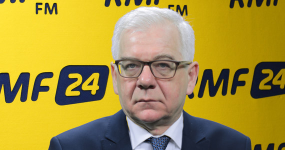 "Potrzebna jest pilna korekta ustawy o IPN" – Jacek Czaputowicz zgadza się w tej kwestii z Jarosławem Gowinem. "Pan wicepremier Gowin spotyka się z politykami w Stanach Zjednoczonych i w Izraelu i zdaje sobie sprawę z tego, że ta decyzja jest potrzebna, bowiem jest ciągle pewna nieufność, zaniepokojenie tą sytuacją" – dodał minister spraw zagranicznych, Gość Krzysztofa Ziemca w RMF FM. "W stosunkach ze Stanami Zjednoczonymi i Izraelem jest to problem. Pewną decyzję tutaj należy podjąć" – podkreślał szef polskiej dyplomacji. "To była nieszczęśliwa wypowiedź. Myślę, że to był skrót myślowy i mogło to wynikać z niezbyt pełnej jeszcze wiedzy dotyczącej sytuacji, która ma miejsce w Polsce" – tak Czaputowicz skomentował słowa Georgette Mosbacher, która stwierdziła w trakcie przesłuchania przed amerykańskim Senatem, że Polska jest odpowiedzialna za falę antysemityzmu w Europie. "Chcę powiedzieć wyraźnie. Nie można łączyć ustawy o IPN ze wzrostem antysemityzmu, bo czegoś takiego nie ma w Polsce. Raczej ustawa amerykańska JUST ACT, która chce uprzywilejować grupę obywateli polskich, w tym wypadku żydowskiego pochodzenia, ponad innych Polaków może spowodować wzrost niechęci" – powiedział Jacek Czaputowicz. "Wizyta prezydenta Andrzeja Dudy w Białym Domu jest przewidziana, w tym roku do niej dojdzie" – zapewniał minister - "Jest kwestia ustalenia kalendarza" – dodał szef polskiej dyplomacji. Dopytywany o konkretny termin, zdradził nam: "W tym roku. Myślę, że może to nastąpić zaraz po wakacjach".  