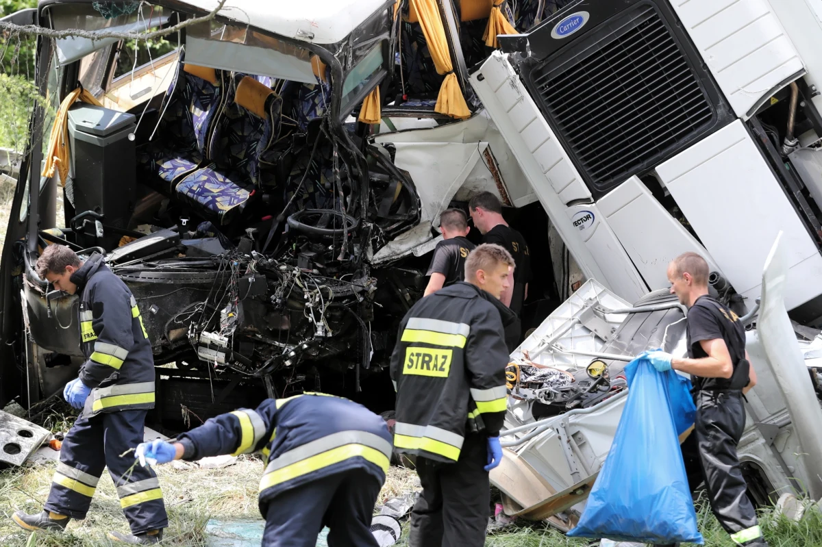 Uczniowie Szkoły Podstawowej nr 261 im. Stanisława Kostki Potockiego w warszawskim Wilanowie są wśród rannych w wypadku na zakopiance w małopolskim Tenczynie. Autobus zderzył się tam z ciężarówką i samochodem osobowym. Ranne zostały 34 osoby, cztery z nich są w stanie ciężkim. Do wieczora ze szpitali wypisanych zostało 16 osób. Po godz. 23:00 droga została odblokowana. 