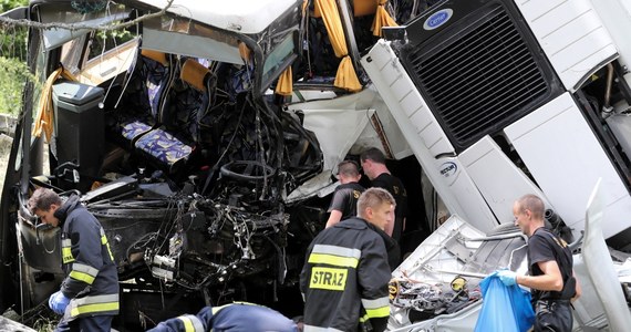 Uczniowie Szkoły Podstawowej nr 261 im. Stanisława Kostki Potockiego w warszawskim Wilanowie są wśród rannych w wypadku na zakopiance w małopolskim Tenczynie. Autobus zderzył się tam z ciężarówką i samochodem osobowym. Ranne zostały 34 osoby, cztery z nich są w stanie ciężkim. Do wieczora ze szpitali wypisanych zostało 16 osób. Po godz. 23:00 droga została odblokowana. 