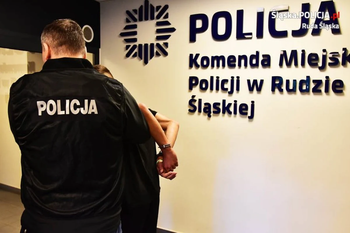 ​Dwaj zatrzymani po wtorkowym pobiciu uczniów w Rudzie Śląskiej usłyszeli zarzuty. Dwaj inni w piątek po południu wciąż byli przesłuchiwani. Kolejnych dwóch - nieletnich - sąd rodzinny umieścił w ośrodku wychowawczym.