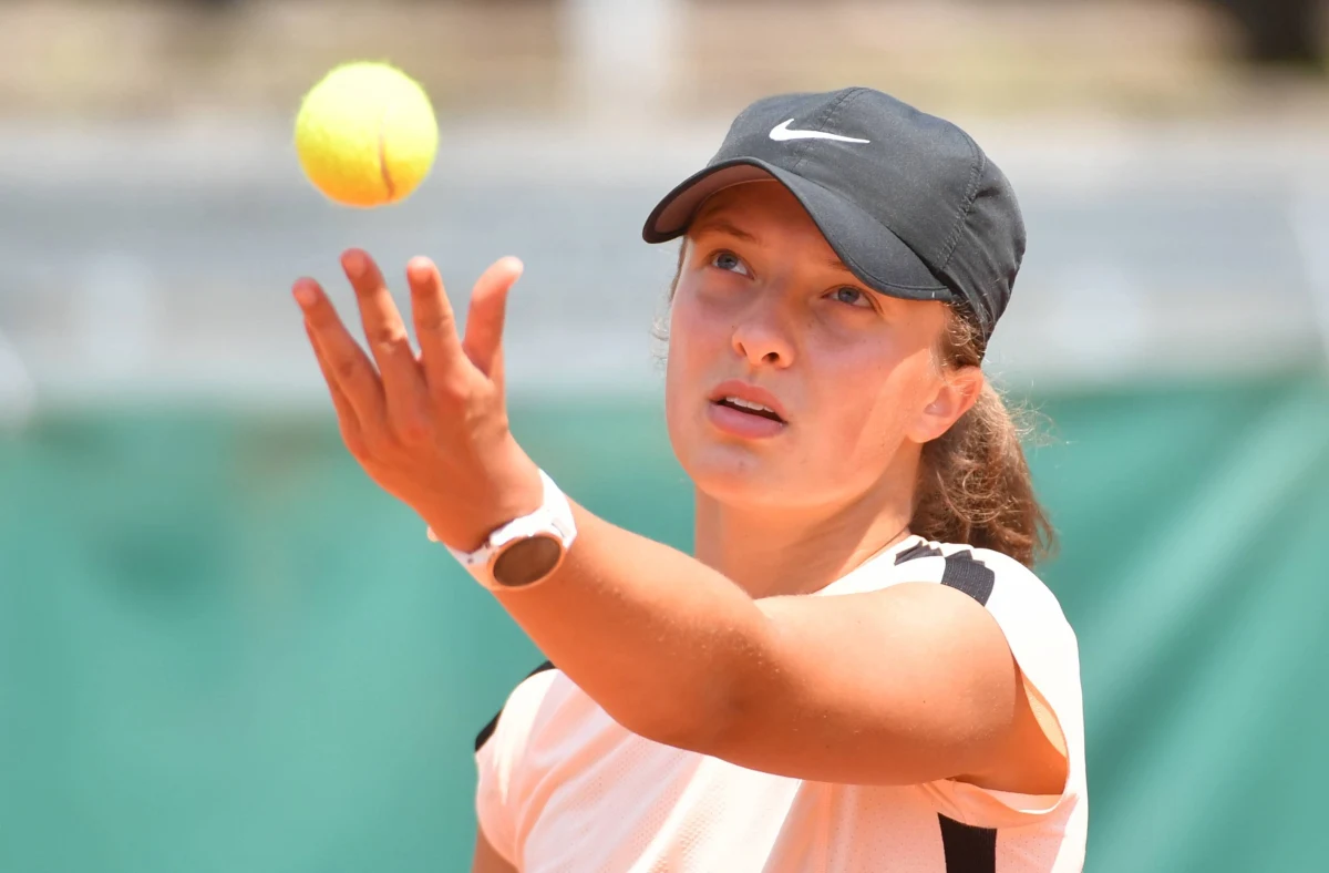 Iga Świątek odpadła w półfinale rywalizacji juniorek wielkoszlemowego turnieju French Open. 17-letnia tenisistka przegrała w Paryżu z Amerykanką Caty McNally - swoją partnerką deblową - 6:3, 6:7 (8-10), 4:6.