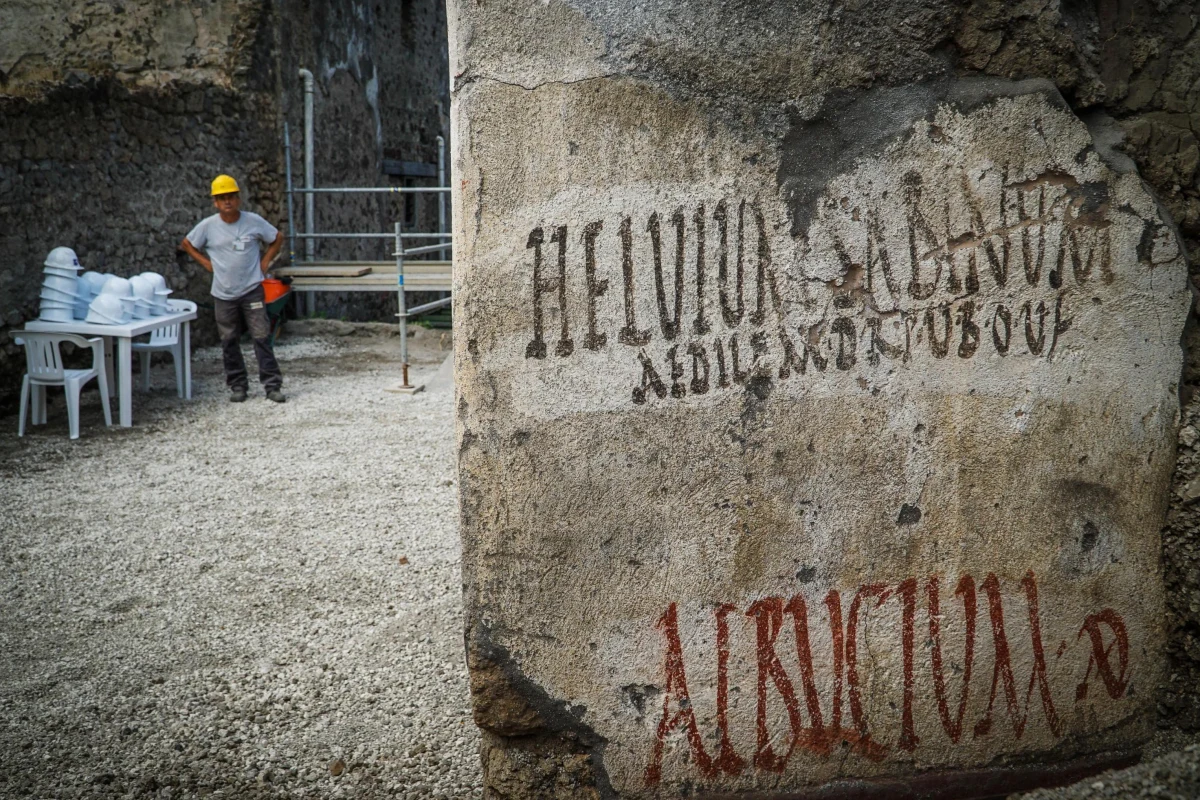 ​Doskonale zachowane hasła wyborcze zapisane na kamiennych płytach odnaleźli archeolodzy na terenie wykopalisk w Pompejach. Badacze terenu starożytnego miasta zniszczonego w erupcji Wezuwiusza podkreślają, że stale trafiają na zaskakujące odkrycia.