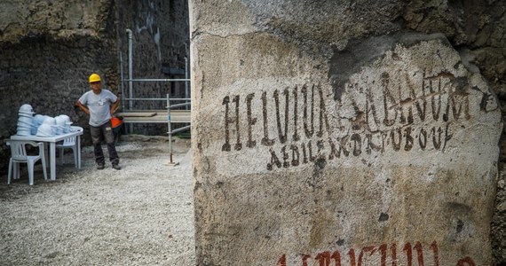 ​Doskonale zachowane hasła wyborcze zapisane na kamiennych płytach odnaleźli archeolodzy na terenie wykopalisk w Pompejach. Badacze terenu starożytnego miasta zniszczonego w erupcji Wezuwiusza podkreślają, że stale trafiają na zaskakujące odkrycia.