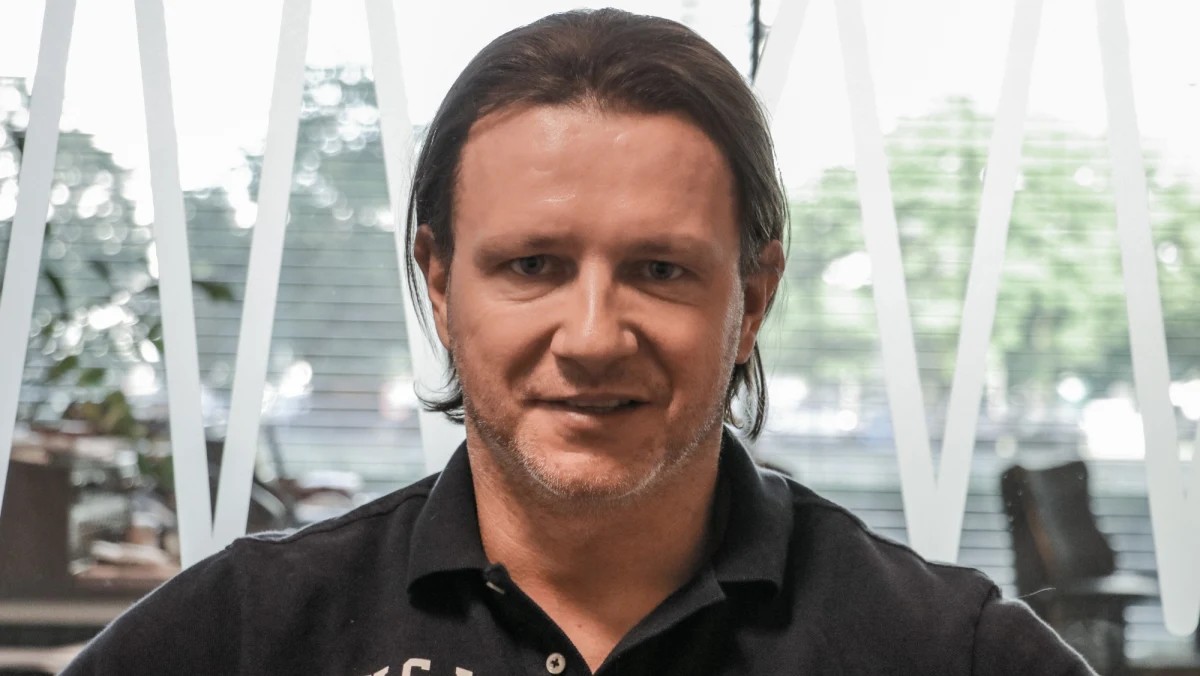 "Trudno sobie wyobrazić drużynę bez takiego filara" - powiedział w Popołudniowej rozmowie w RMF FM Radosław Majdan - były bramkarz piłkarskiej reprezentacji Polski, pytany o kłopoty zdrowotne Kamila Glika. "Jak analizowałem sobie skład naszej reprezentacji to niewiele osób jest nie do zastąpienia. Chyba tylko dwóch jest bardzo ciężko zastąpić - Roberta Lewandowskiego i Kamila Glika. Na innych pozycjach selekcjoner miałby większe pole manewru" - dodał. Pytany o przewidywania dotyczące tego, jak poradzi sobie nasza reprezentacja na mundialu, Majdan stwierdził: "Patrzę realnie na możliwości naszych piłkarzy". "Jest kilka lepszych drużyn - wydaje mi się, że Brazylia, Hiszpania czy Niemcy to zdecydowanie silniejsze reprezentacje" - przyznał. "Trener Nawałka bardzo mocno stawia na kolektyw. Stara się, żeby zawodnicy znali się, byli ze sobą i w razie trudnych chwil na boisku potrafili sobie pomóc" - podkreślił gość Marcina Zaborskiego. 