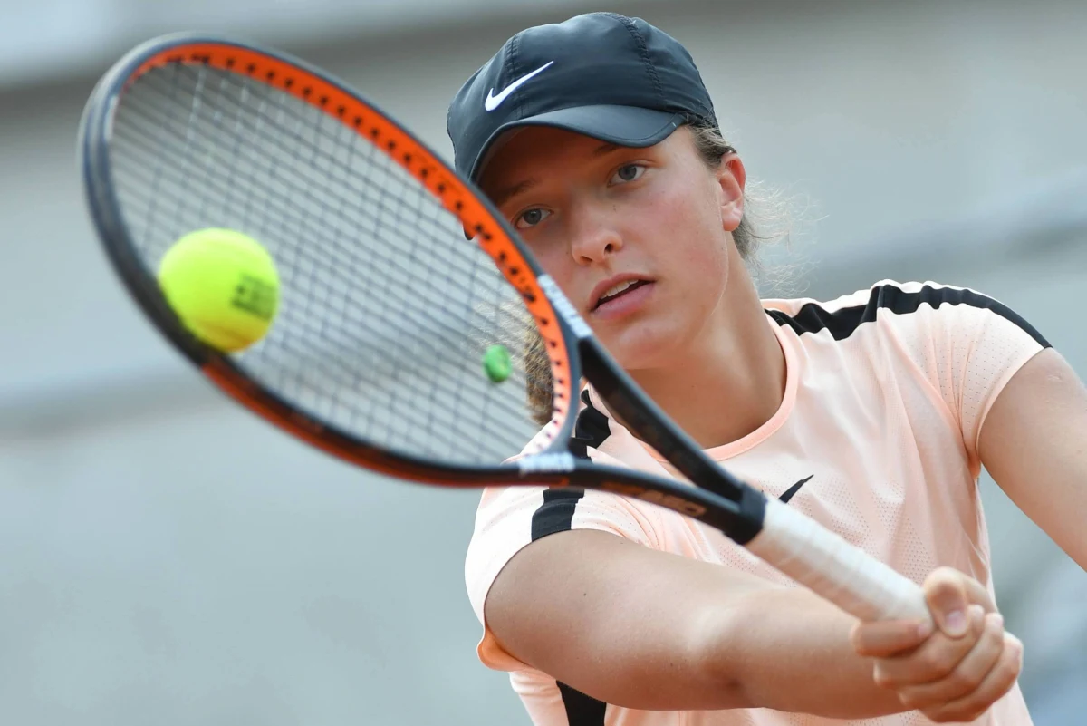 ​Iga Świątek awansowała do finału gry podwójnej rywalizacji juniorek w wielkoszlemowym turnieju French Open w Paryżu. 17-letnia polska tenisistka występuje w deblu z Amerykanką Caty McNally, z którą kilka godzin wcześniej... przegrała w półfinale singla.