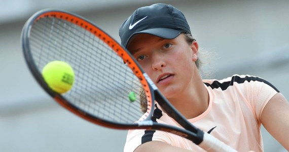 ​Iga Świątek awansowała do finału gry podwójnej rywalizacji juniorek w wielkoszlemowym turnieju French Open w Paryżu. 17-letnia polska tenisistka występuje w deblu z Amerykanką Caty McNally, z którą kilka godzin wcześniej... przegrała w półfinale singla.