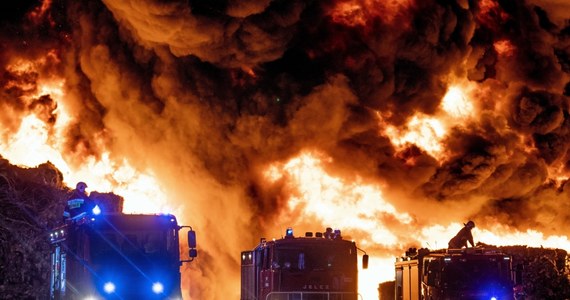 Pożar składowiska odpadów w Zgierzu nie zaszkodził zdrowiu mieszkańców – wynika z analiz przedstawionych przez ekspertów, powołanych przez wojewodę łódzkiego Zbigniewa Raua. Przez ostatnie dwa tygodnie badali i analizowali wpływ, jaki to zdarzenie mogło mieć na środowisko naturalne.