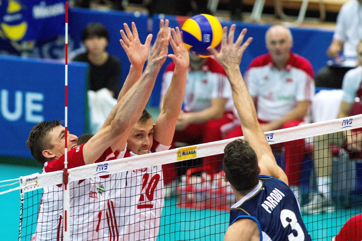 ​Mimo zwycięstwa nad Włochami 3:2 w Osace polscy siatkarze stracili pozycję lidera tabeli Ligi Narodów. Biało-czerwonych wyprzedzili Brazylijczycy, którzy pokonali w Ufie Rosjan 3:1 i mają punkt przewagi nad podopiecznymi belgijskiego selekcjonera Vitala Heynena.