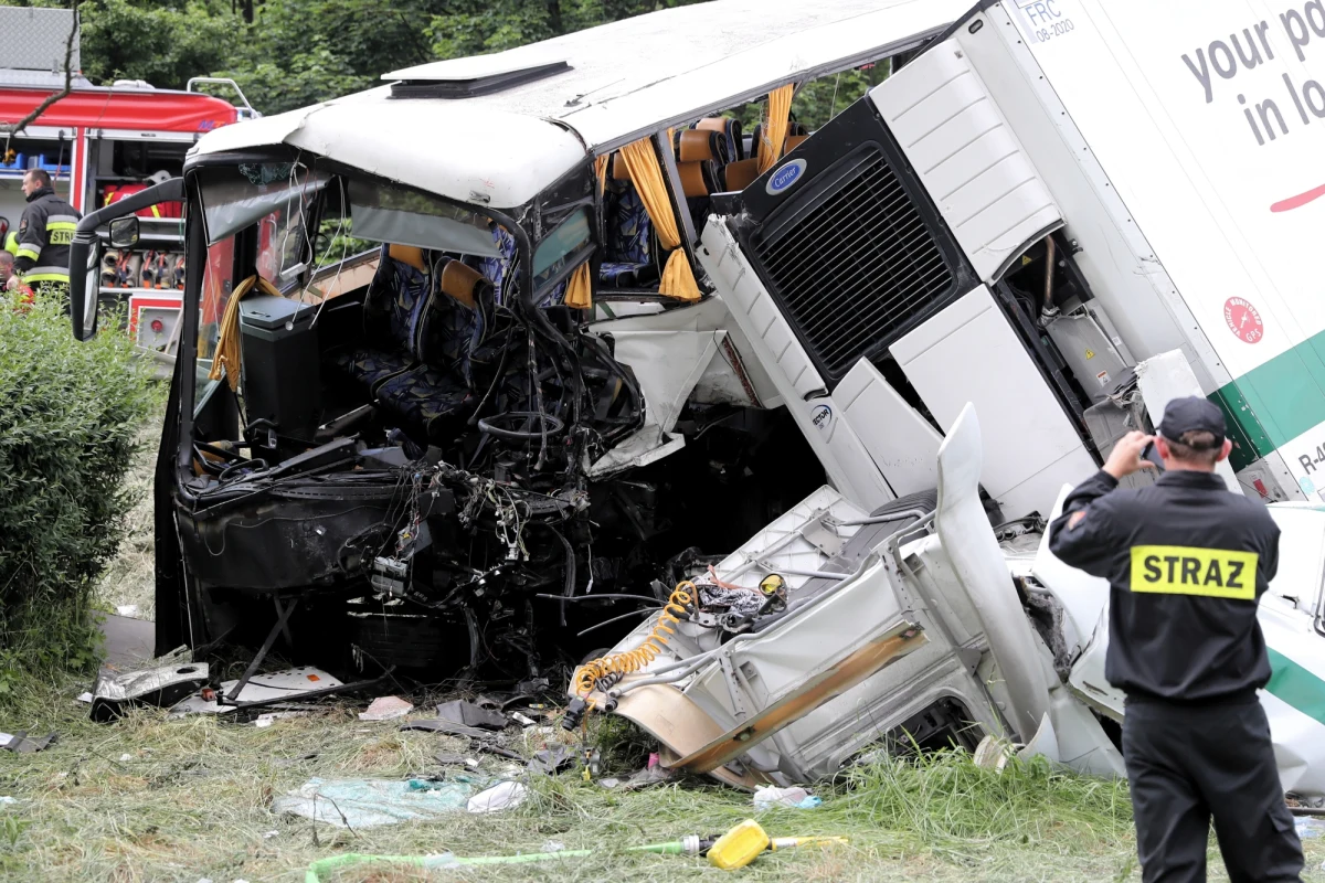"Prawdopodobnie któryś z kierowców zauważył jakieś zachowanie, które spowodowało, że próbował ominąć samochód osobowy, co spowodowało zderzenie ciężarówki z autokarem" – powiedział Sebastian Gleń, rzecznik Komendy Wojewódzkiej Policji w Krakowie o prawdopodobnych przyczynach wypadku, do którego doszło w piątek rano na zakopiance. W zderzenie autokaru przewodzącego dzieci z ciężarówką i samochodem osobowym rannych zostało 20 osób, w tym cztery ciężko. Po wypadku w Tenczynie hospitalizowanych jest obecnie 20 osób; jedna z nich jest w stanie ciężkim. Droga była zablokowana przez ponad dwanaście godzin.