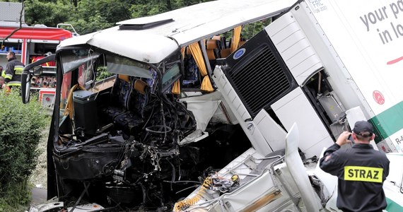 "Prawdopodobnie któryś z kierowców zauważył jakieś zachowanie, które spowodowało, że próbował ominąć samochód osobowy, co spowodowało zderzenie ciężarówki z autokarem" – powiedział Sebastian Gleń, rzecznik Komendy Wojewódzkiej Policji w Krakowie o prawdopodobnych przyczynach wypadku, do którego doszło w piątek rano na zakopiance. W zderzenie autokaru przewodzącego dzieci z ciężarówką i samochodem osobowym rannych zostało 20 osób, w tym cztery ciężko. Po wypadku w Tenczynie hospitalizowanych jest obecnie 20 osób; jedna z nich jest w stanie ciężkim. Droga była zablokowana przez ponad dwanaście godzin.