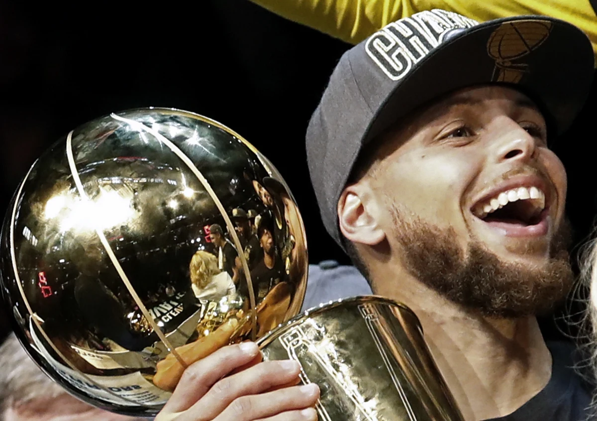 Broniący tytułu koszykarze Golden State Warriors szósty raz w historii, a trzeci w ciągu czterech lat, zdobyli mistrzostwo ligi NBA. W czwartym spotkaniu finału pokonali w piątek na wyjeździe Cleveland Cavaliers 108:85 i wygrali rywalizację 4-0.