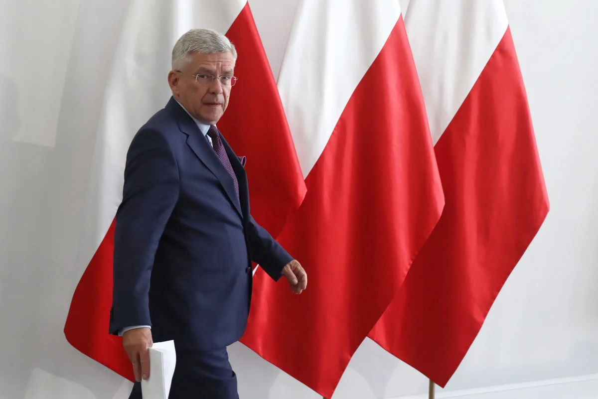 Po podjęciu przez Senat uchwały bez poprawek, popierającej ustawę o obniżce parlamentarzystom uposażeń o 20 proc., skierowałem pismo do prezydenta Andrzeja Dudy z prośbą o proporcjonalne obniżenie pensji członkom Prezydium Senatu - poinformował marszałek Senatu Stanisław Karczewski.