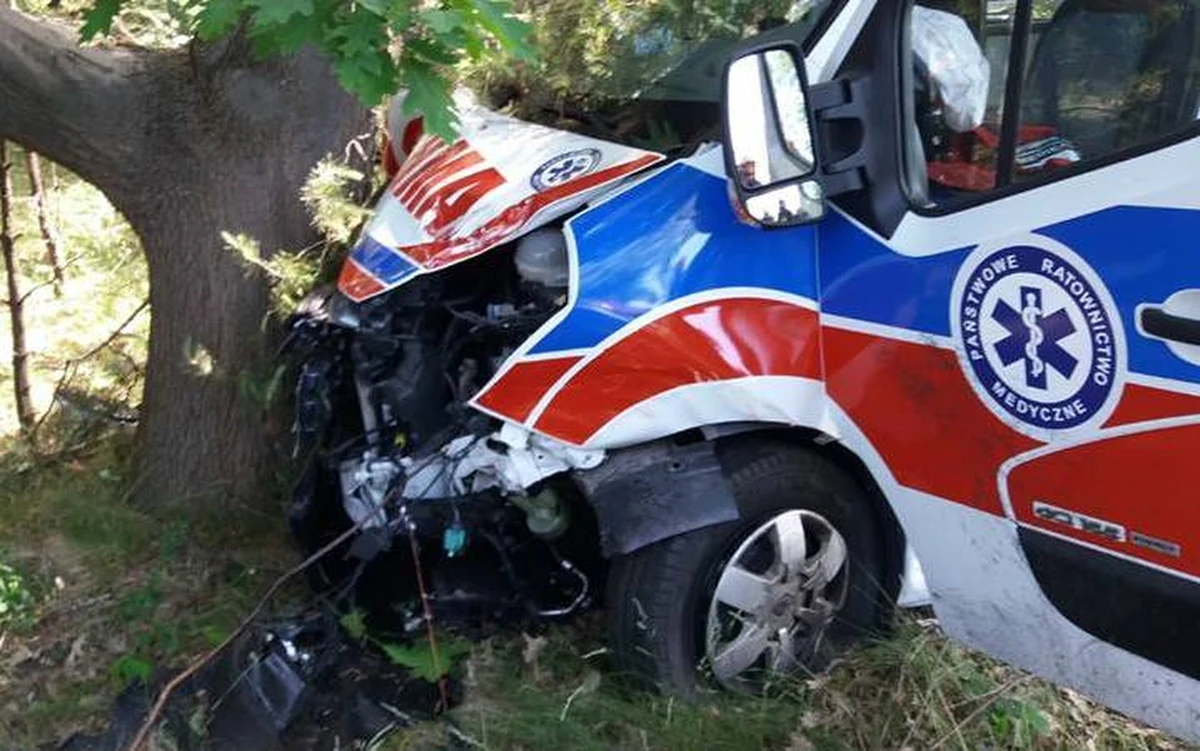 4 osoby trafiły do szpitali po zderzeniu osobowego opla z karetką pogotowia w Jastarni na Pomorzu. Najpoważniej ucierpiał jeden z ratowników medycznych, przyleciał po niego śmigłowiec LPR. 