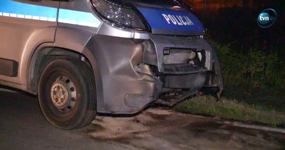 Nie było potrzeby dłuższej hospitalizacji czworga policjantów z Łomży; po badaniach opuścili szpital. W piątkowy wieczór doznali obrażeń podczas zatrzymania kierowcy, który uciekał przed kontrolą drogową i zderzył się z radiowozem.