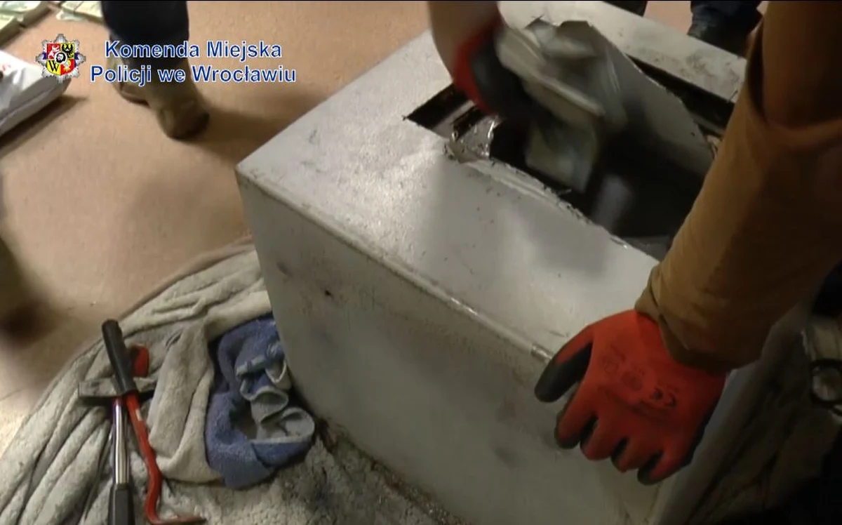 Do tymczasowego aresztu trafili dwaj mężczyźni z Wrocławia, którzy z jednej firm ukradli sejf. W środku było pół miliona złotych. 