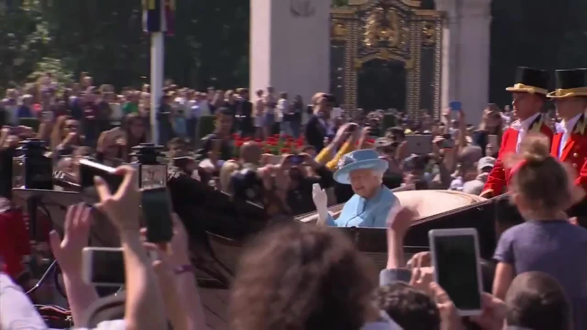 Chociaż brytyjska królowa urodziny ma w kwietniu, to właśnie dziś odbywają się oficjalne, państwowe obchody tego wydarzenia. Elżbieta II jest najdłużej panującym i najstarszym władcą na świecie - w tym roku skończyła 92 lata. 