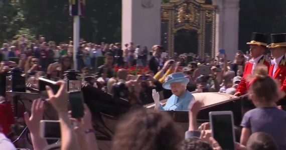 Chociaż brytyjska królowa urodziny ma w kwietniu, to właśnie dziś odbywają się oficjalne, państwowe obchody tego wydarzenia. Elżbieta II jest najdłużej panującym i najstarszym władcą na świecie - w tym roku skończyła 92 lata. 