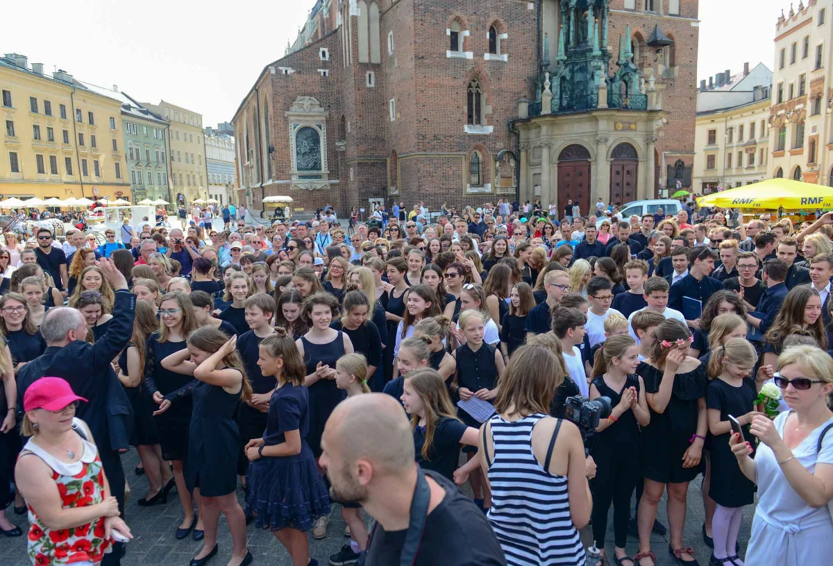 Melodia przeboju Zbigniewa Wodeckiego "Zacznij od Bacha" rozbrzmiała w sobotę nad krakowskim Rynkiem Głównym po hejnale z Wieży Mariackiej o godzinie 10. Chwilę potem piosenkę dla uczczenia zmarłego w ubiegłym roku artysty wykonały wspólnie krakowskie i małopolskie chóry.