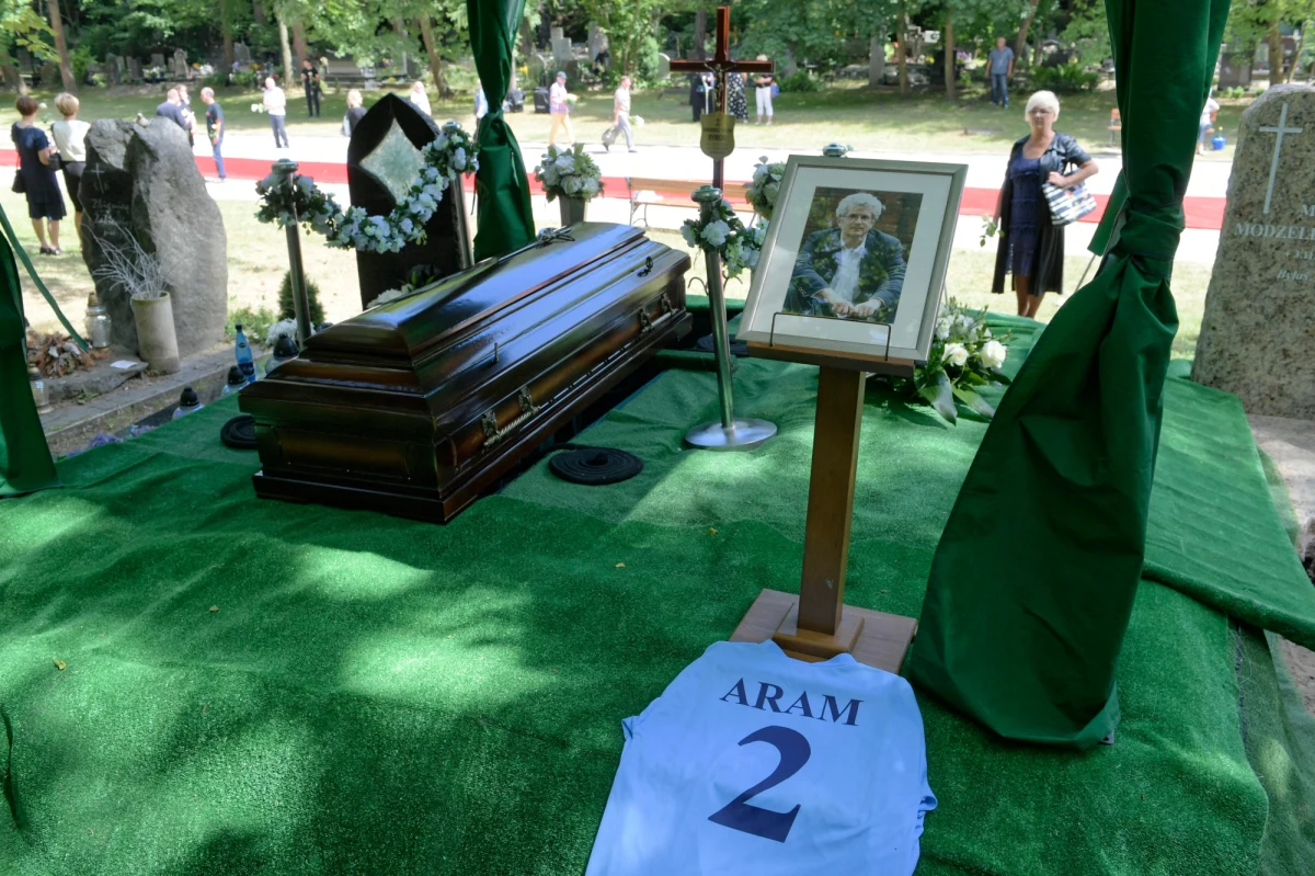 Na gdańskim cmentarzu Srebrzysko odbył się ponowny pogrzeb Arkadiusza Rybickiego, który zginął w katastrofie smoleńskiej. W maju, mimo sprzeciwu rodziny, szczątki Rybickiego zostały ekshumowane na potrzeby śledztwa prowadzonego przez Prokuraturę Krajową.