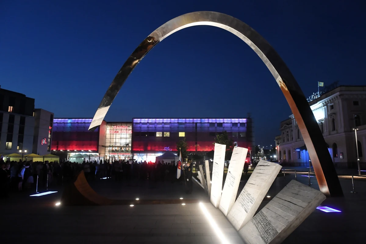 W Krakowie nie milkną echa odsłonięcia 4 czerwca - w formie włączenia iluminacji - pomnika generała Ryszarda Kuklińskiego na placu Jana Nowaka Jeziorańskiego. List w tej sprawie napisał do prezydenta miasta, profesora Jacka Majchrowskiego, znany działacz niepodległościowy doktor Józef Wieczorek, który od wielu lat dokumentuje w internecie ważne wydarzenia patriotyczne, zamieszczając informacje o nich, filmy i fotografie.	