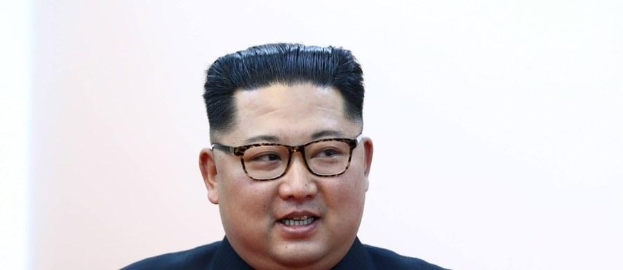 Przywódca Korei Północnej Kim Dzong Un przybędzie w niedzielę do Singapuru na historyczne spotkanie z prezydentem USA Donaldem Trumpem. Taka informację przekazało singapurskie źródło dyplomatyczne, na które powołuje się japońska agencja Kyodo.