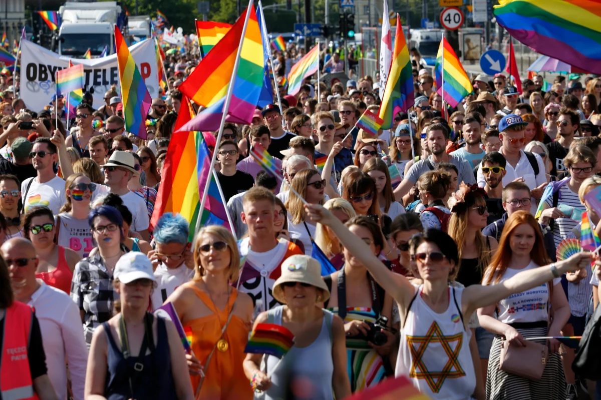 Ulicami Warszawy przeszła 18. Parada Równości. Według organizatorów uczestniczyło w niej ok. 45 tys. osób. Policja twierdzi jednak, że ta liczba jest kilkukrotnie przeszacowana.