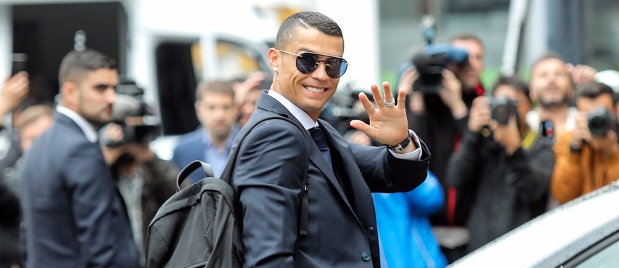 Cristiano Ronaldo porozumiał się z hiszpańskim fiskusem w sprawie spłaty zaległego zadłużenia wobec organu podatkowego – podaje “El Mundo”. Według madryckiego dziennika piłkarz ma zwrócić skarbówce 19 mln euro.