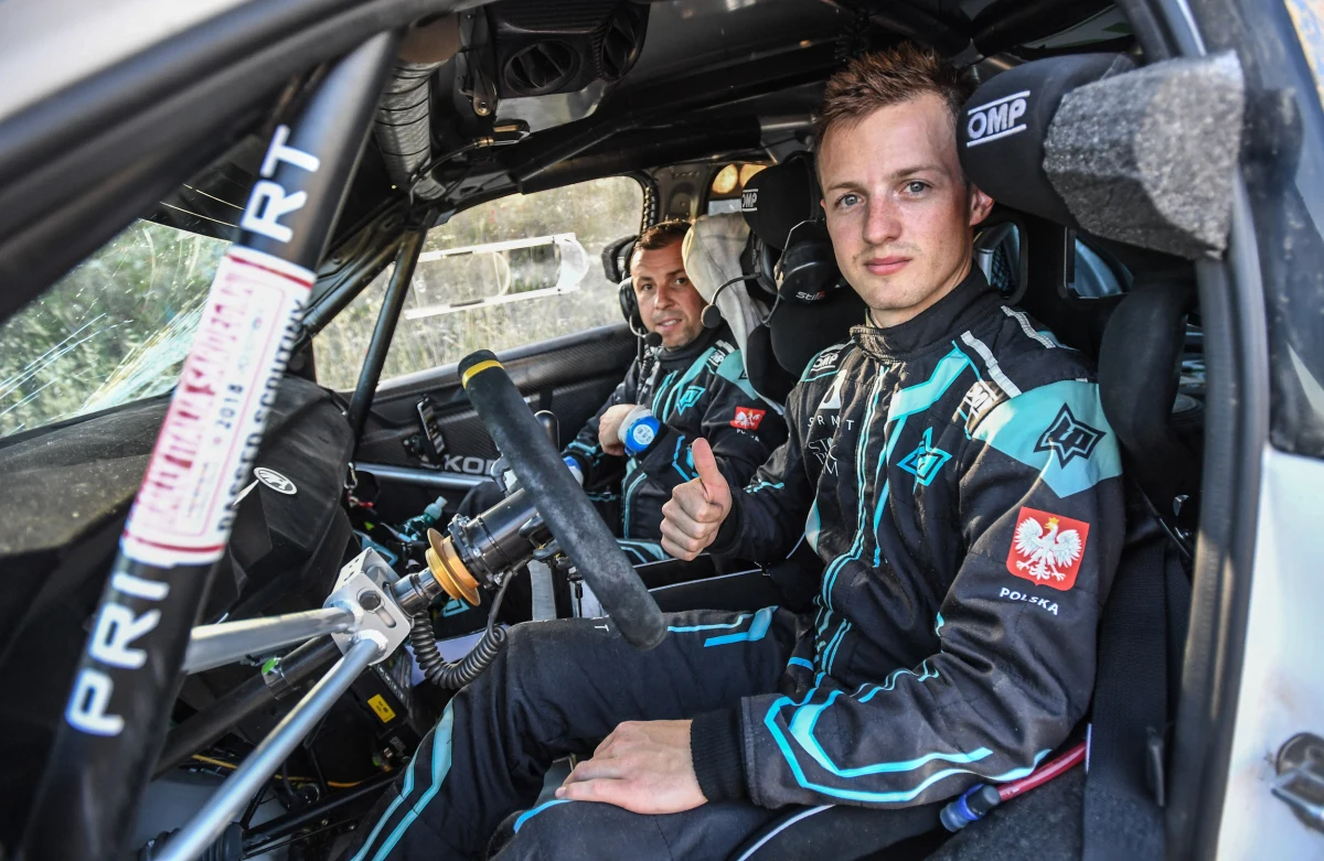 Łukasz Pieniążek awansował w sobotę na szóste miejsce w kategorii WRC 2 15. Rajdu Sardynii. Polak był bliski historycznego zwycięstwa na jednym z odcinków. Nie obyło się też bez problemów na innym odcinku, gdzie stracił półtorej minuty.