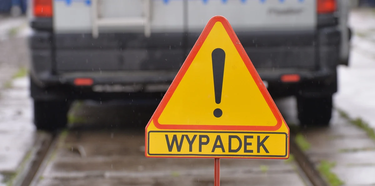 Kierowca samochodu osobowego i czworo jadących z nim dzieci to osoby poszkodowane w wypadku w Imiołkach w powiecie gnieźnieńskim w Wielkopolsce. Rannych przetransportowano do szpitali w Gnieźnie i Poznaniu.