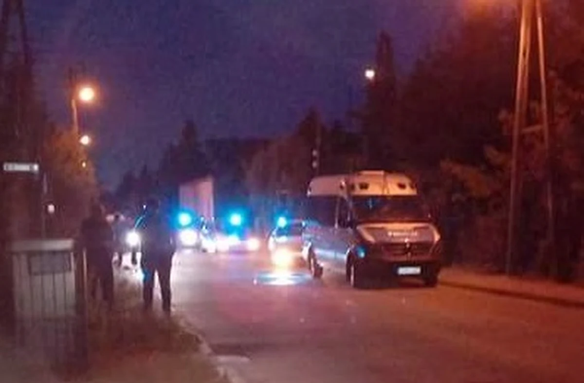 Akcja policji w Radwanicach koło Wrocławia. Mężczyzna wszedł tam na dach domu jednorodzinnego. Przez kilka godzin rozmawiali z nim negocjatorzy. Jak nieoficjalnie ustalili dziennikarze RMF FM, mężczyzna wywiesił flagę i celował bronią w przechodniów.