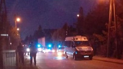 Wszedł na dach i celował bronią w przechodniów. Akcja policji w Radwanicach