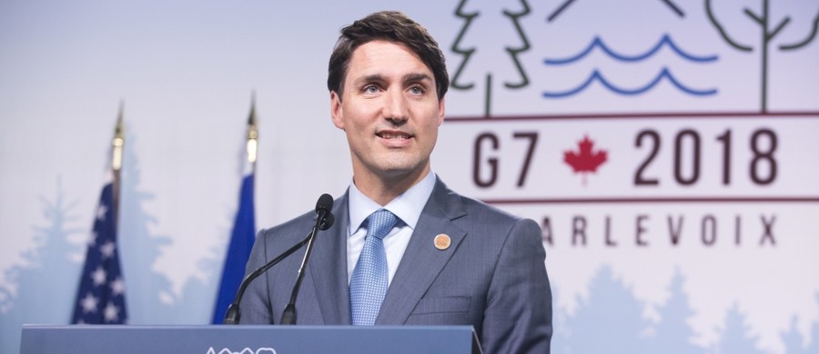 Przywódcom państw G7 zgromadzonym na szczycie w kanadyjskim La Malbaie udało się osiągnąć kompromis co do końcowej deklaracji, mimo różnic zdań i trudnych rozmów o amerykańskich cłach - ogłosił premier Kanady Justin Trudeau. "Zmierzamy ku końcowi bardzo udanego szczytu tutaj, w Charlevoix" - powiedział Trudeau na podsumowanie szczytu. "Cieszę się mogąc ogłosić, że wydaliśmy wspólny komunikat podpisany przez wszystkie siedem państw" - dodał. Oprócz komunikatu końcowego, efektem szczytu jest 7 zobowiązań z Charlevoix - powiedział premier.