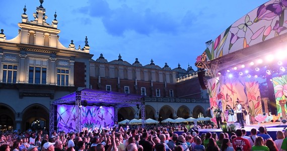 Julia Zawrzykraj (w kategorii dzieci) i Michał Wiśniewski (w kategorii dorosłych) zostali laureatami tegorocznej 14. edycji Festiwalu Zaczarowanej Piosenki, którego finał rozgrywał się w sobotę do późnych godzin nocnych na Rynku Głównym w Krakowie. W tym roku finaliści Festiwalu Zaczarowanej Piosenki śpiewali piosenki zmarłego w ub.r. Zbigniewa Wodeckiego.