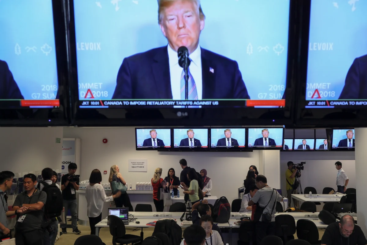 Prezydent  Trump wyruszył do Singapuru na pokładzie prezydenckiego Air Force One, który powinien przybyć na lotnisko w bazie wojskowej Paya Lebar w niedzielę o godz. 20:35 czasu lokalnego (14:35 w Polsce). Kim Dzong Un wyruszył w podróż już wcześniej i jak podała agencja Reutera, kilka minut po godzinie 9:00 czasu polskiego był już na miejscu.