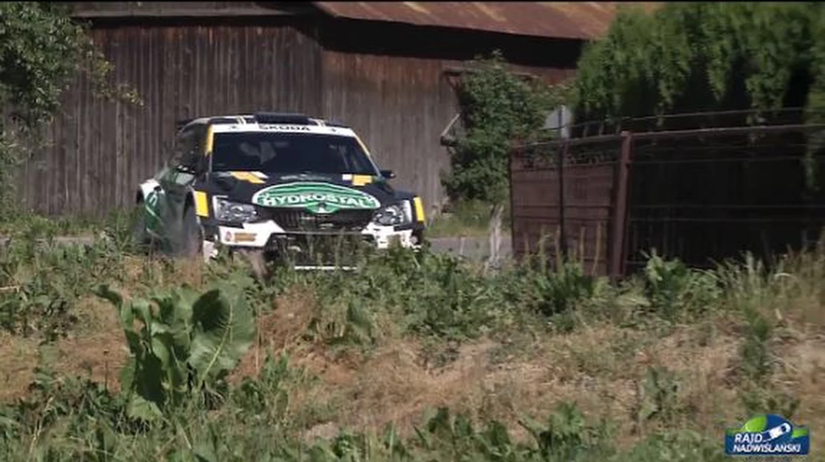 Tomasz Kasperczyk i Damian Syty wygrali w sobotę 4 z 6 odcinków specjalnych i są liderami Rajdu Nadwiślańskiego – trzeciej rundy Rajdowych Samochodowych Mistrzostw Polski. Przewaga tej załogi nad Jakubem Brzezińskim i Kamilem Kozdroniem wynosi 6 sekund. Trzecie miejsce po pierwszym dniu rajdowych zmagań zajmują Mikołaj Marczyk i Szymon Gospodarczyk. Tracą do liderów 17,1 sekundy. W niedzielę przed zawodnikami 4 próby sportowe o długości ponad 68 km. Meta rajdu w Puławach o 15:30. 