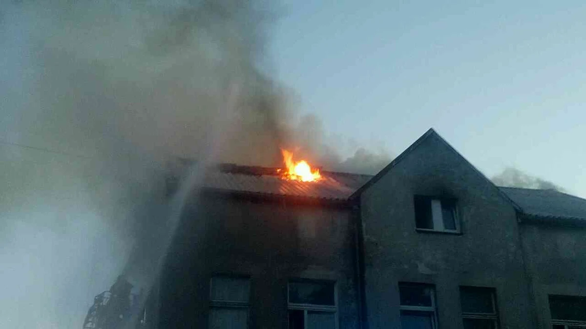 16 osób musiało nad ranem opuścić swoje mieszkania ze względu na pożar domu wielorodzinnego w Lęborku. Cztery osoby zostały ranne.