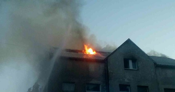 16 osób musiało nad ranem opuścić swoje mieszkania ze względu na pożar domu wielorodzinnego w Lęborku. Cztery osoby zostały ranne.