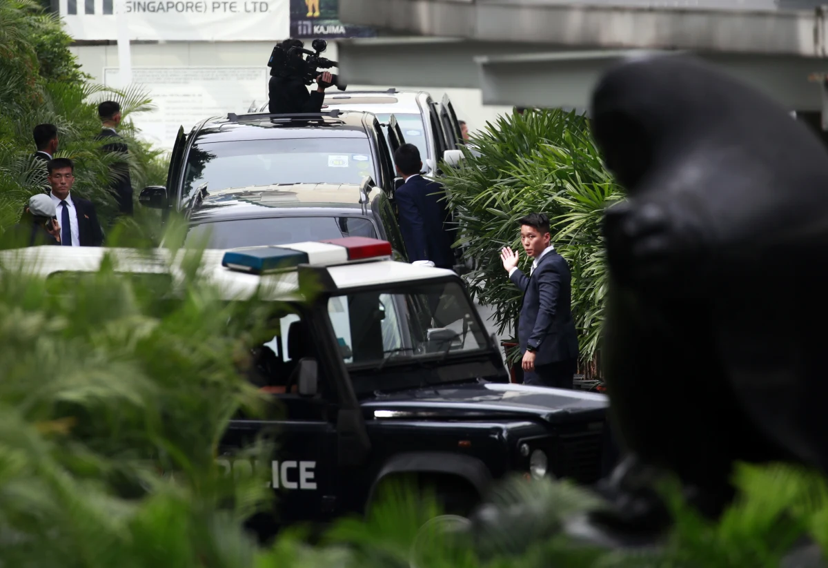 Przywódca Korei Północnej Kim Dzong Un wylądował w Singapurze, gdzie we wtorek ma się spotkać z prezydentem USA Donaldem Trumpem, by rozmawiać o zakończeniu wrogości i denuklearyzacji. Będzie to pierwsze w historii spotkanie przywódców USA i Korei Płn.