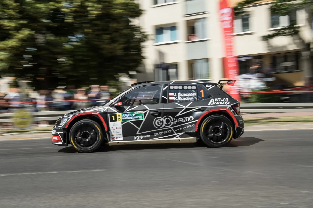 Jakub Brzeziński wygrał oba odcinki specjalne porannej pętli Rajdu Nadwiślańskiego i został nowym liderem klasyfikacji generalnej. Dotychczasowy lider rajdu Tomasz Kasperczyk z powodu awarii musiał wycofać się z rywalizacji na trasie 7. odcinka specjalnego.