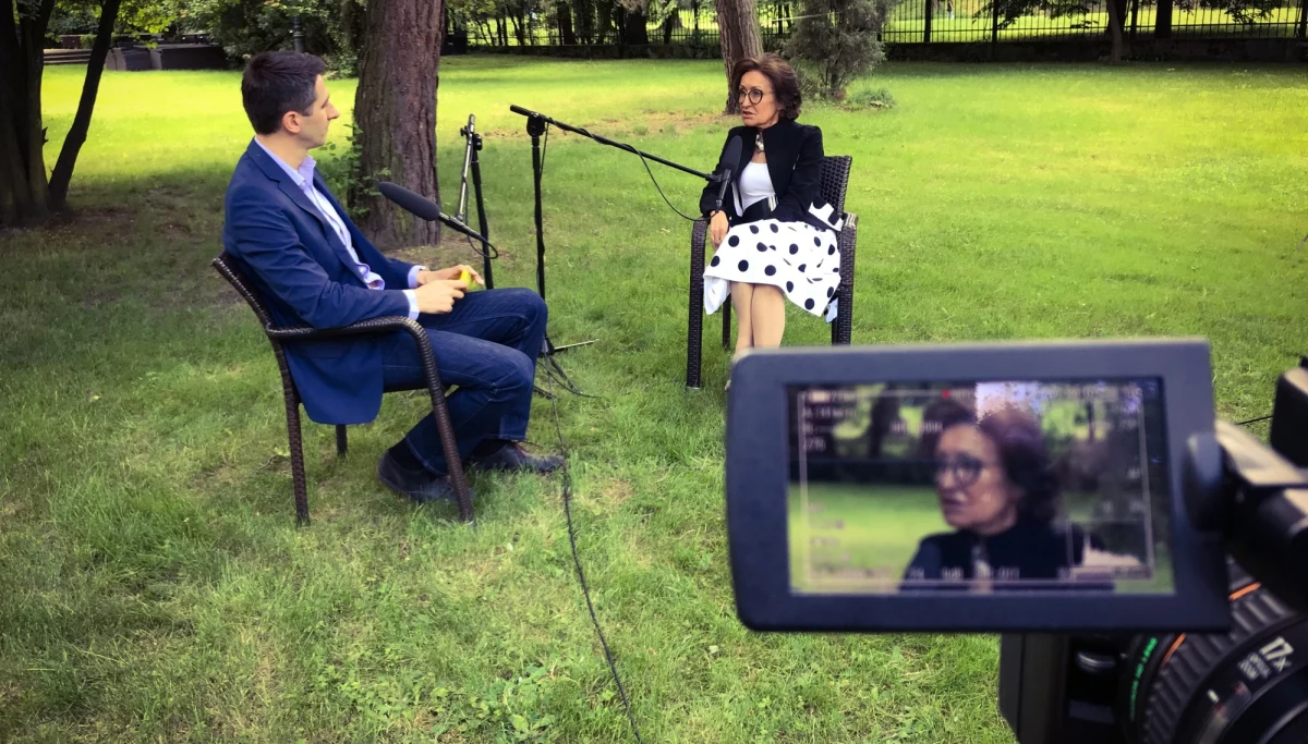 "Minęło dwadzieścia lat, ale jednak żyje się tym" – mówi o polityce Teresa Kamińska, gość Post Scriptum. Była minister i szef gabinetu doradców premiera Jerzego Buzka wspomina w rozmowie z Marcinem Zaborskim czasy koalicji AWS-UW, kiedy to wprowadzono pakiet czterech reform: emerytalną, zdrowotną, oświatową i górnictwa. "Wprowadziliśmy ruchy tektoniczne (w sferze społecznej – red.). (…) Wtedy nikt się nie zastanawiał nad ceną, jaką nam przyjdzie zapłacić. Każdy z nas doskonale wiedział, czym jest naruszanie tak czułych sfer społecznych. I to na raz w czterech obszarach" – mówi o politycznej cenie, jaką ponieśli rządzący Polską w latach 1997-2001. Po skończeniu kadencji, AWS nie weszło do Sejmu. "Było warto to przeprowadzić" – ocenia Kamińska i dodaje, że w Polsce "nie nauczyliśmy, nie wytworzyliśmy takiej kultury politycznej, która by zakładała, że należy reformy poprawiać. A nie burzyć i zaczynać od początku". "Wtedy się nic nie zdąży zbudować" – uznaje w rozmowie z Marcinem Zaborskim.