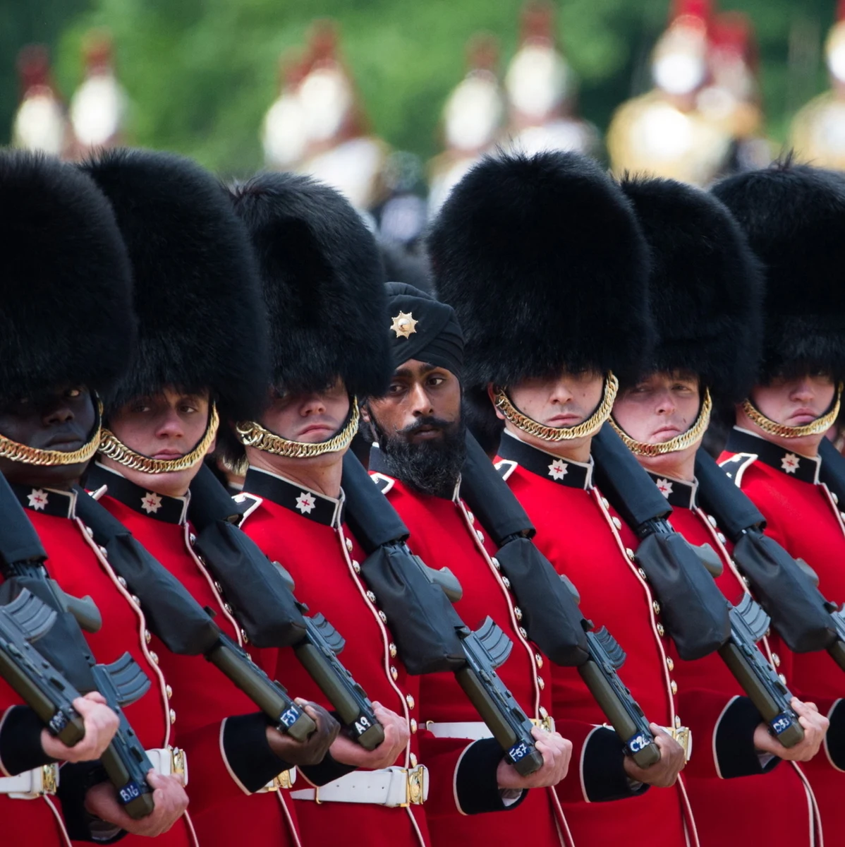999 gwardzistów i on. Charanpreet Singh Lall znalazł się w centrum zainsteresowania mediów po tym, jak jako pierwszy w historii sikh wystąpił na oficjalnej defiladzie wojskowej podczas obchodów urodzin Elżbiety II w turbanie, a nie tradycyjnej bermycy.