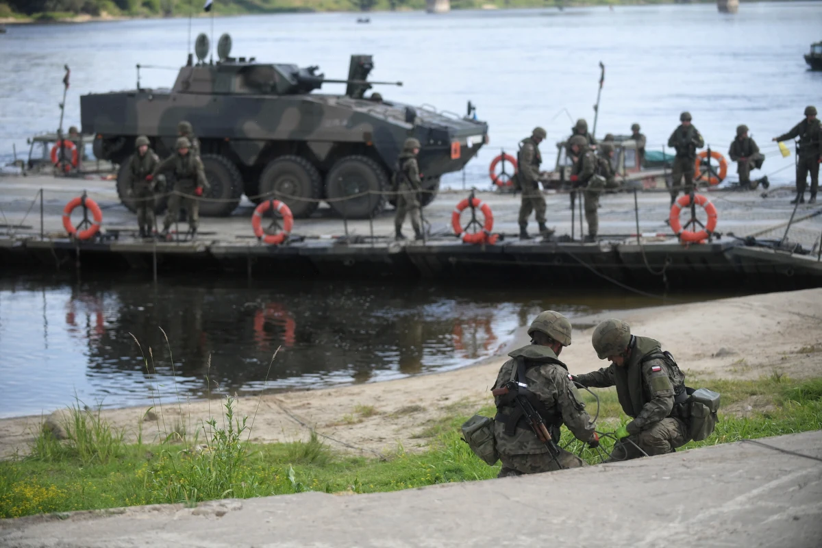 Pojazdy uczestniczące w Saber Strike zderzyły się w Plątochach w województwie kujawsko-pomorskim. Nikomu na szczęście nic się nie stało. Wcześniej Żołnierze z 12. Brygady Zmechanizowanej ze Szczecina, biorący udział w międzynarodowych ćwiczeniach Saber Strike-18, w niedzielę sforsowali na zestawach pontonowych Wisłę w Chełmnie (Kujawsko-Pomorskie). W czasie kilkugodzinnej przeprawy z lewego na prawy brzeg rzeki przetransportowano ok. 50 pojazdów. 