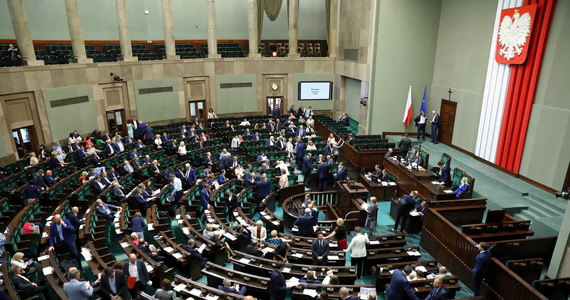 Prawdopodobna wizyta Fransa Timmermansa w Warszawie, coraz bardziej napięte rozmowy o praworządności w Polsce i kolejna próba znalezienia kompromisu - to tematy, które rozpoczną polityczny tydzień.