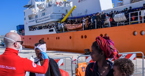 Premier Włoch Giuseppe Conte twierdzi, że Malta odmówiła udzielenia pomocy humanitarnej statkowi z ponad 600 migrantami, o którego przyjęcie zwróciło się włoskie MSW. Wcześniej Włosi odmówili wpuszczenia jednostki do swojego portu. Na pokładzie statku "Aquarius" organizacji "SOS Mediterranee" z personelem "Lekarzy bez Granic" jest 629 migrantów, uratowanych podczas niedawnej akcji Morzu Śródziemnym. Są wśród nich dzieci i kobiety w ciąży. 