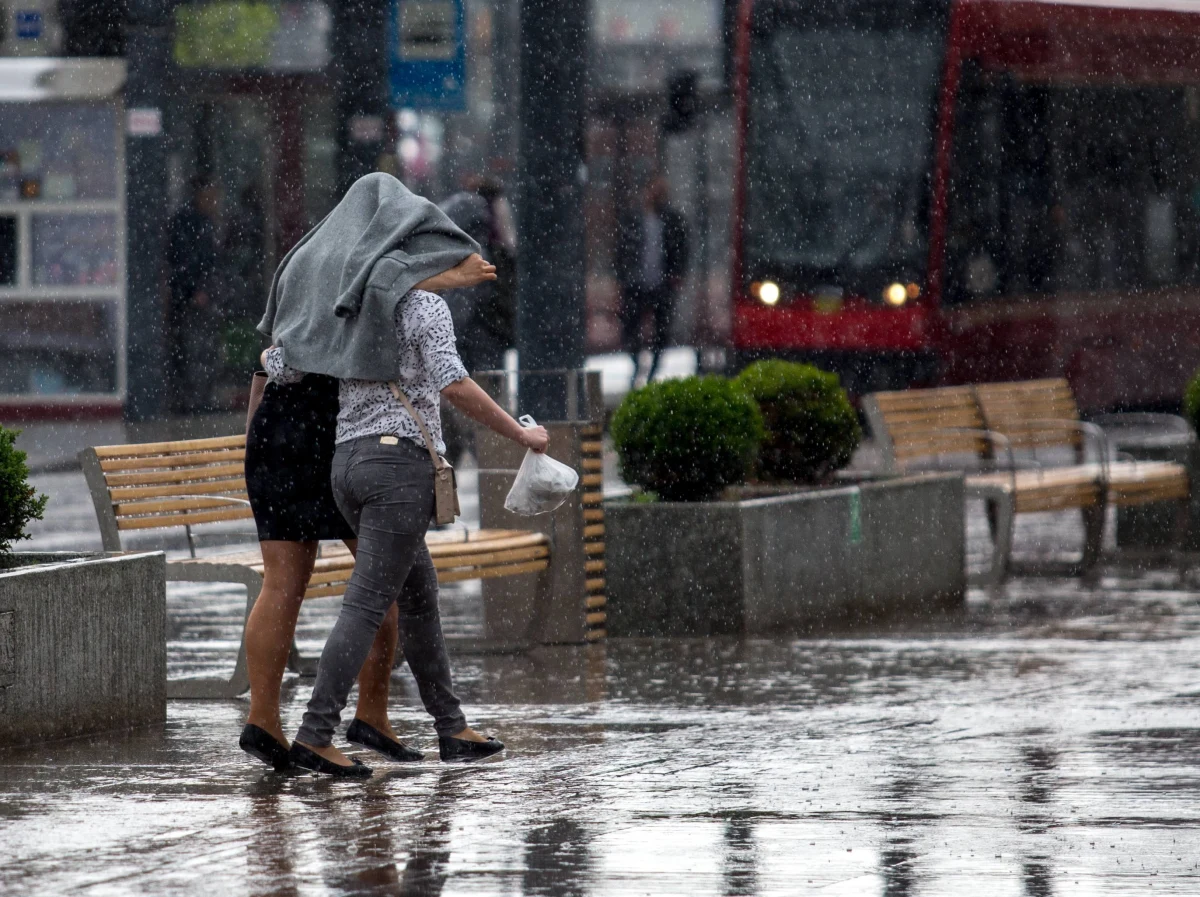 Ponad 150 razy interweniowali strażacy po burzach, które w niedzielę przechodziły nad Polską. To najnowsze, poniedziałkowe dane Rządowego Centrum Bezpieczeństwa. Najwięcej pracy strażacy mieli w Małopolsce, na Dolnym Śląsku, Opolszczyźnie i na Pomorzu Zachodnim. W Małopolsce bez prądu było 1,5 tys. gospodarstw. Najwięcej interwencji dotyczyło powiatów: gorlickiego, myślenickiego, chrzanowskiego, krakowskiego, bocheńskiego.