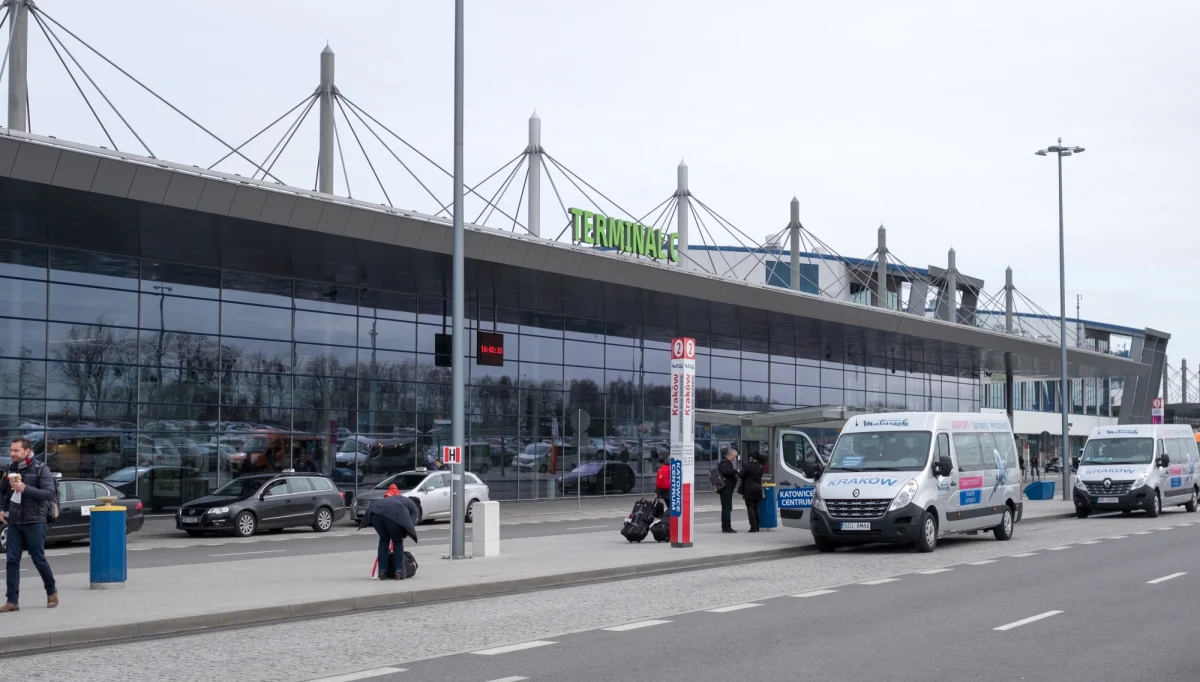 ​Przymusowe lądowanie samolotu rejsowego lecącego z Pyrzowic do Gruzji. Samolot zawrócił na lotnisko tuż po starcie. Pasażerowie czekają na nowy samolot.