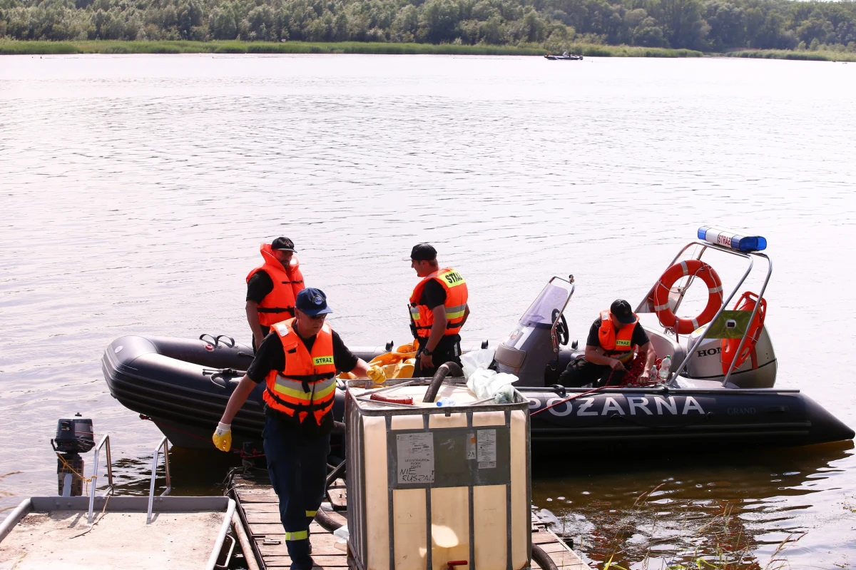Zły stan wody w Wiśle, w miejscu wycieku paliwa z rurociągu w Płocku. Przed tygodniem zauważono tam plamy oleistej substancji. Dopuszczalna ilość węglowodorów w miejscu wycieku jest przekroczona dwa tysiące siedemset razy - wynika z badań Wojewódzkiego Inspektoratu Ochrony Środowiska. Urząd miasta zapewnia, że wypływ paliwa nie zagraża ujęciu wody dla mieszkańców. Tak duże przekroczenie występuje tylko w miejscu wycieku. Za zaporami rozstawionymi przez strażaków jakość wody jest dobra.