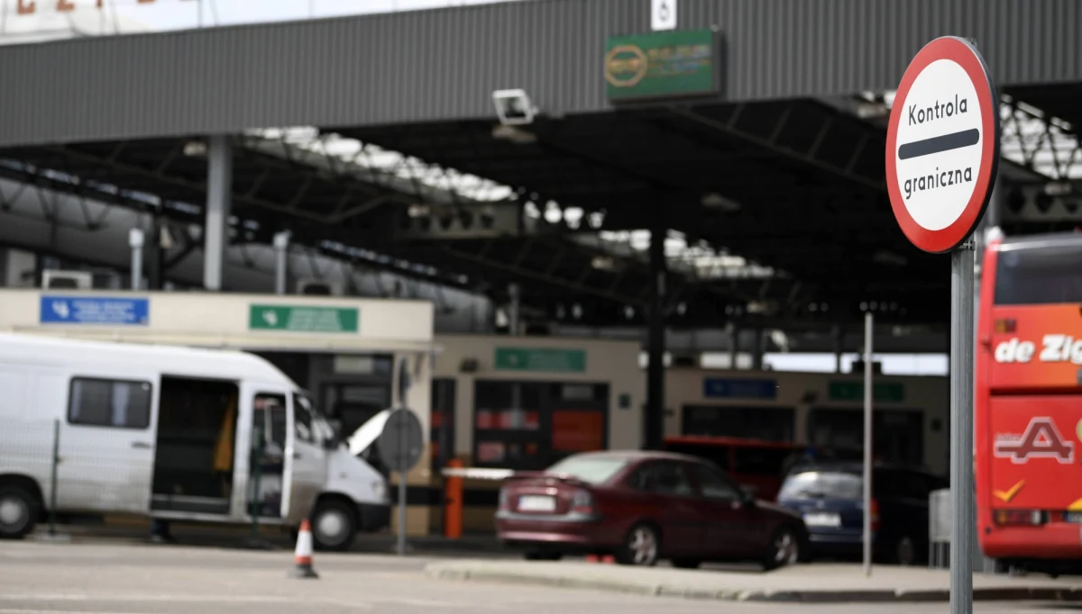 ​43 procent samochodów na przejściach granicznych z Ukrainą, to pojazdy zarejestrowane w Polsce, których współwłaścicielami są Ukraińcy. Według Straży Granicznej - to jeden z głównych powodów kolejek do odpraw, bo zgodnie z ukraińskimi przepisami, obywatele tego kraju mogą mieć samochody rejestrowane poza krajem, pod warunkiem, że raz na pięć dni przekroczą granicę.