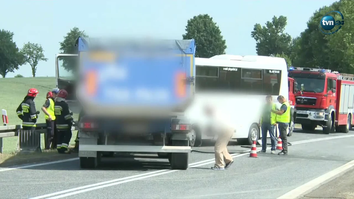Zderzenie autobusu z dziećmi z ciężarówką w miejscowości Stodoły na drodze krajowej nr 74 w Świętokrzyskiem pomiędzy Opatowem a Annopolem. Droga przez kilka godzin była zablokowana. Informację dostaliśmy na Gorącą Linię RMF FM. 